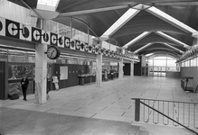 152629 Interieur van het N.S.-station Schiedam te Schiedam: hal.N.B. De naam van het station is op 25 mei 1967 ...